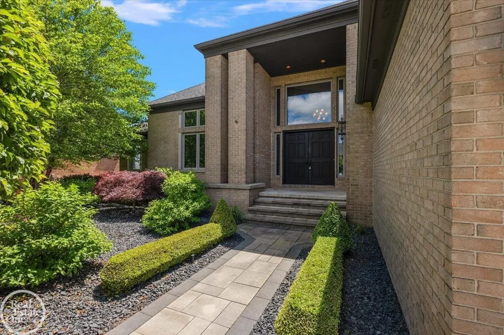 49572 Compass Point Drive Chesterfield Township MI 48047