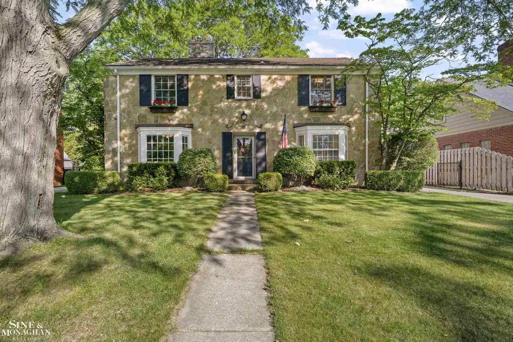 8 Radnor Circle Grosse Pointe Farms City MI 48236