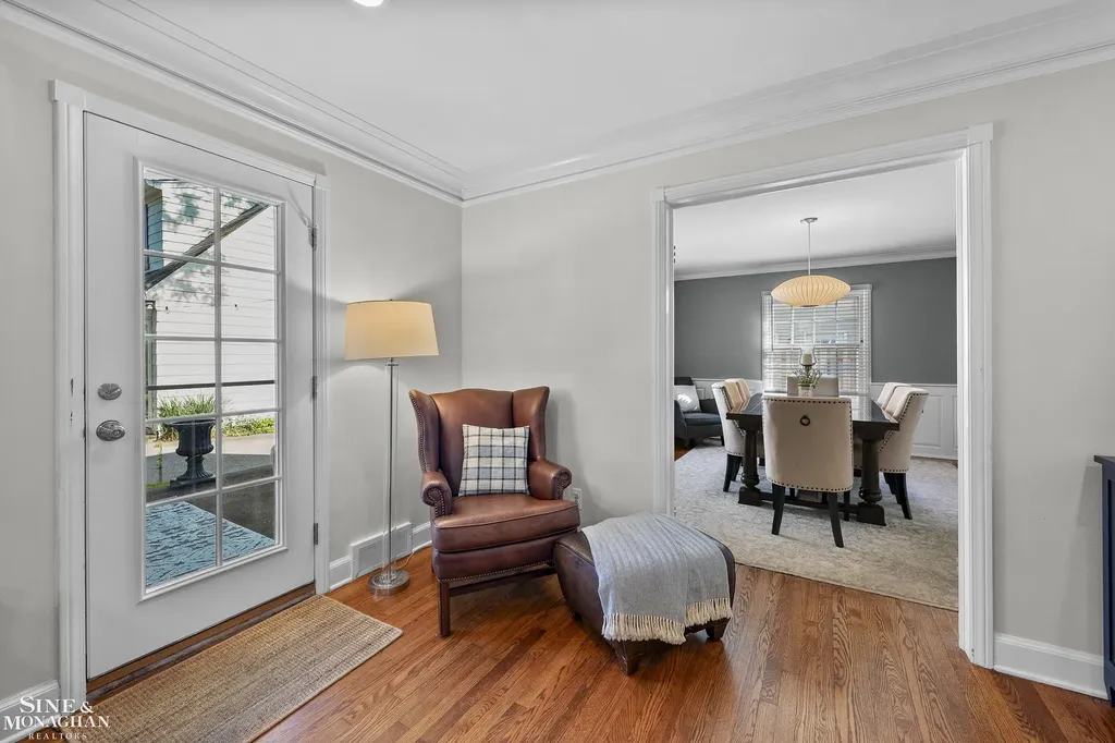 8 Radnor Circle Grosse Pointe Farms City MI 48236