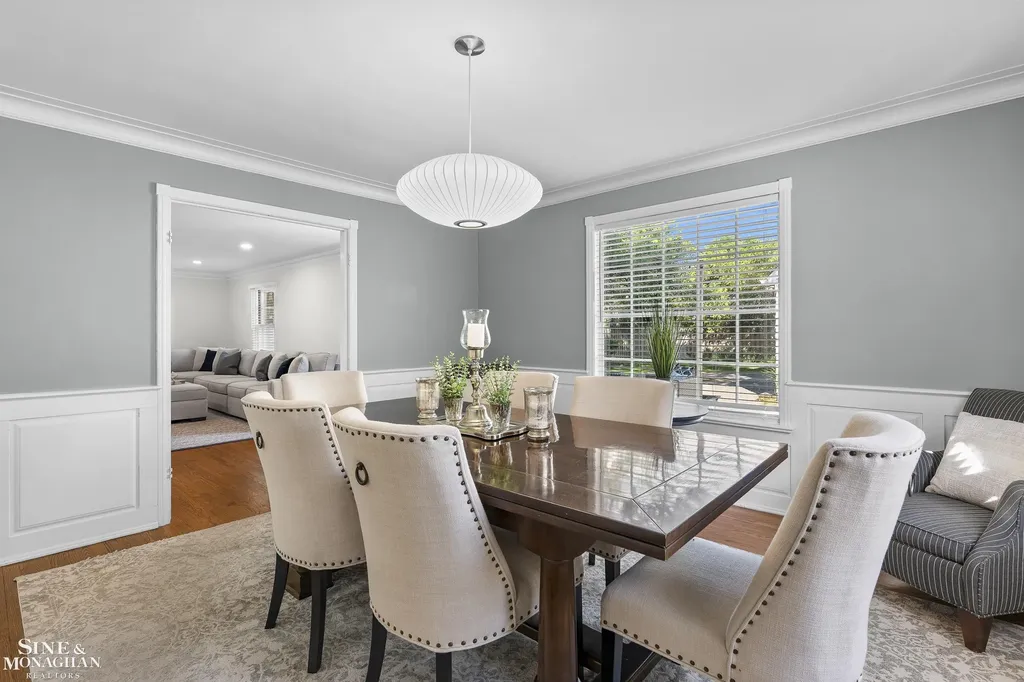 8 Radnor Circle Grosse Pointe Farms City MI 48236