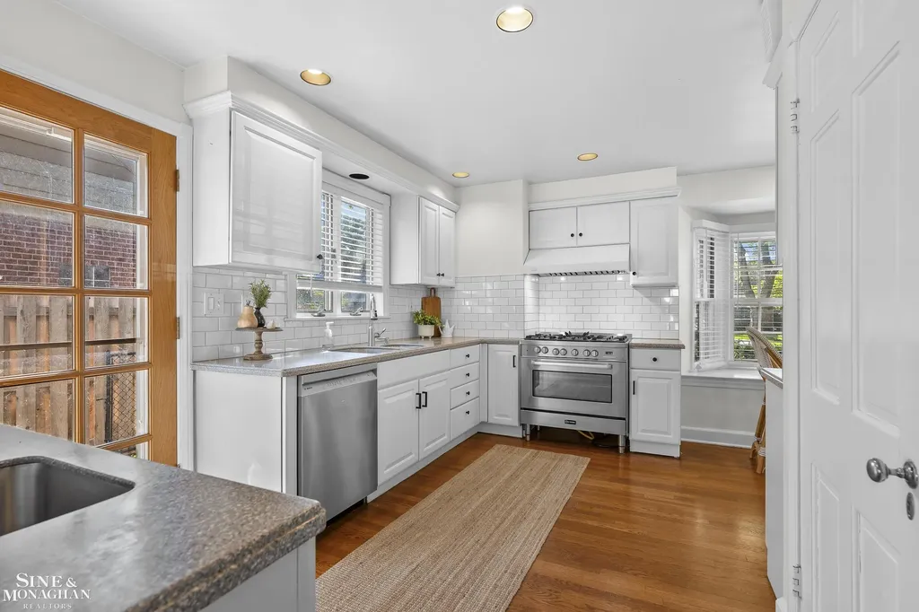 8 Radnor Circle Grosse Pointe Farms City MI 48236