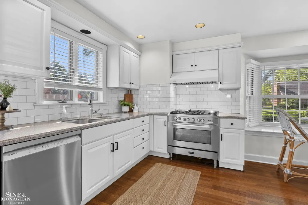 8 Radnor Circle Grosse Pointe Farms City MI 48236