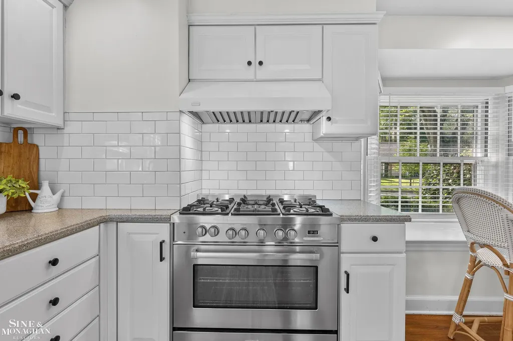 8 Radnor Circle Grosse Pointe Farms City MI 48236
