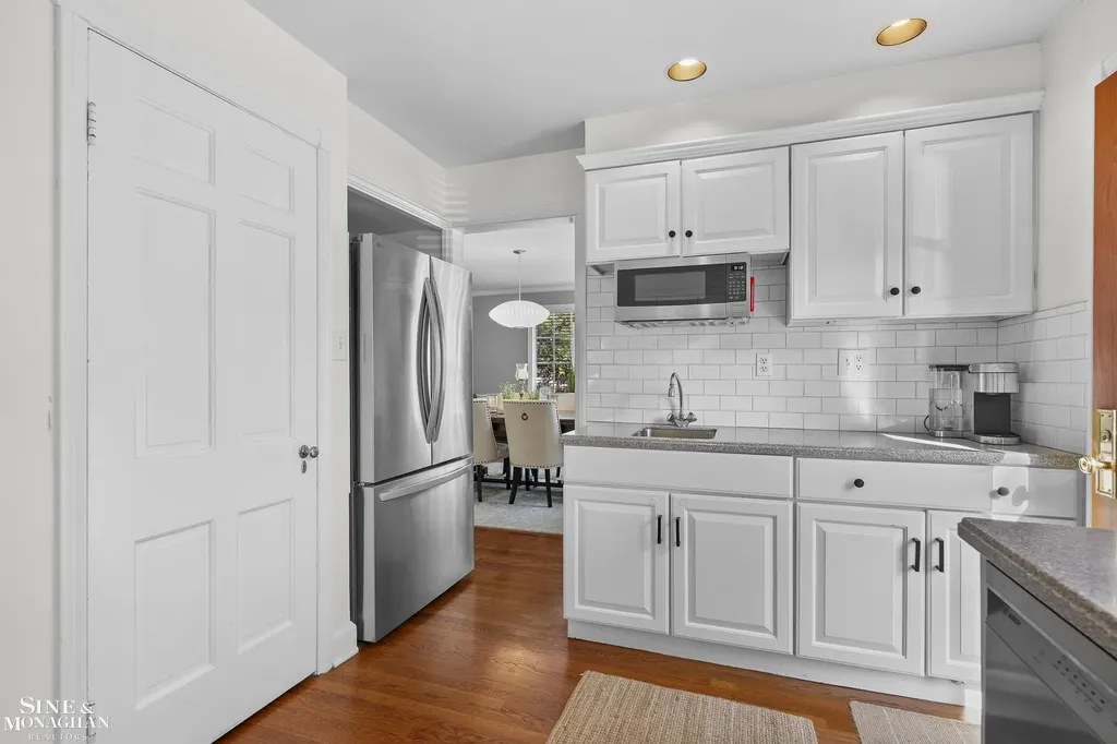 8 Radnor Circle Grosse Pointe Farms City MI 48236