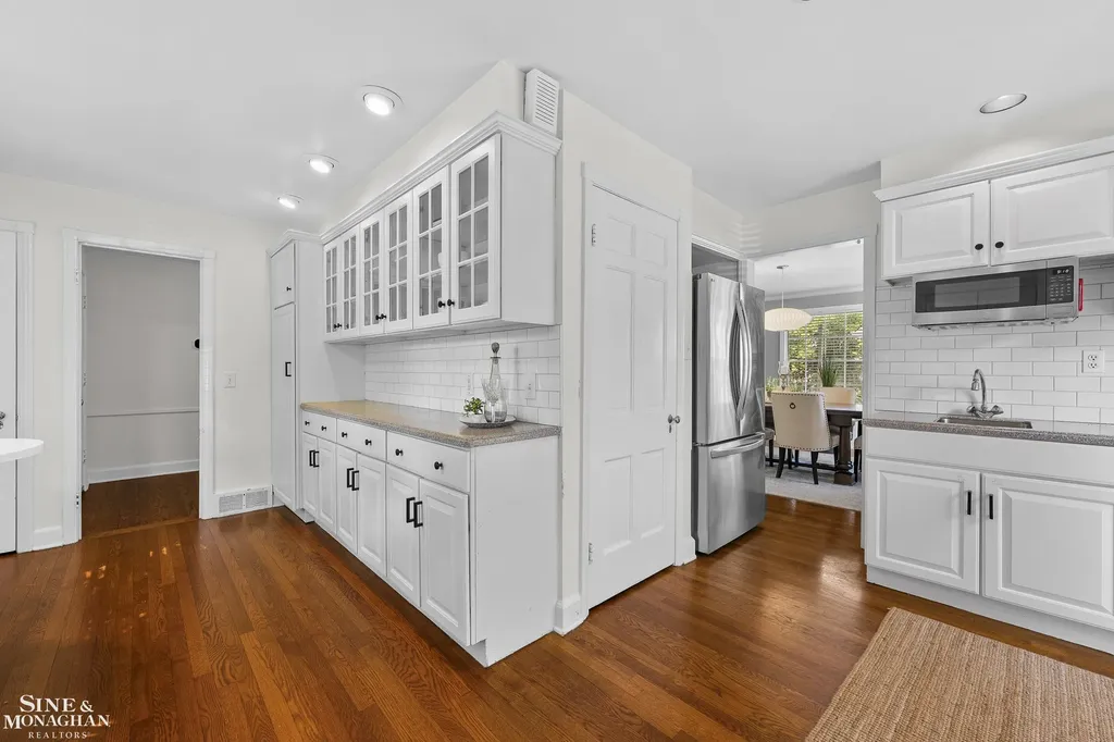 8 Radnor Circle Grosse Pointe Farms City MI 48236