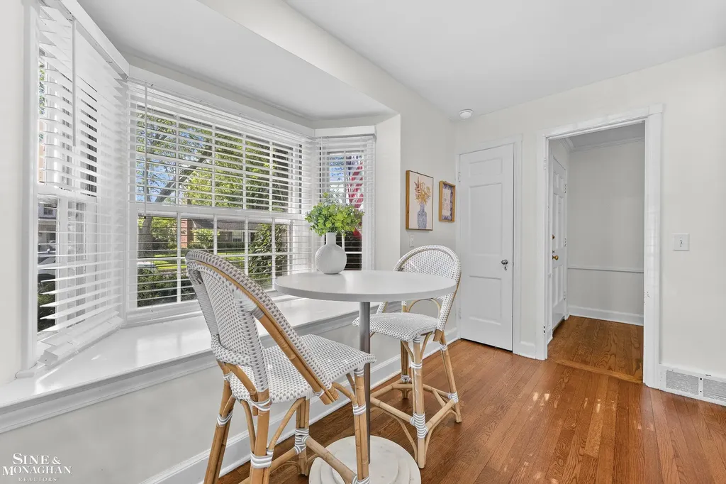8 Radnor Circle Grosse Pointe Farms City MI 48236