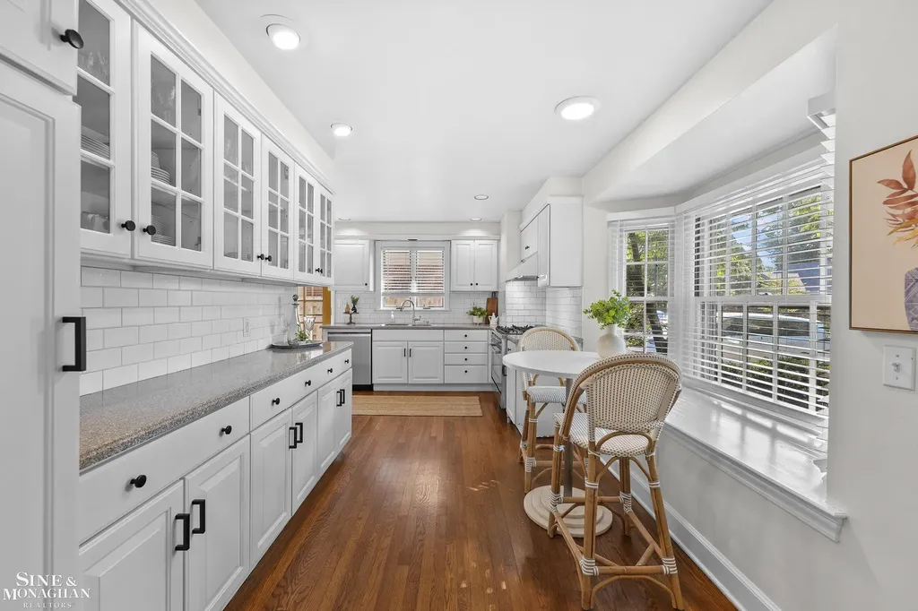 8 Radnor Circle Grosse Pointe Farms City MI 48236