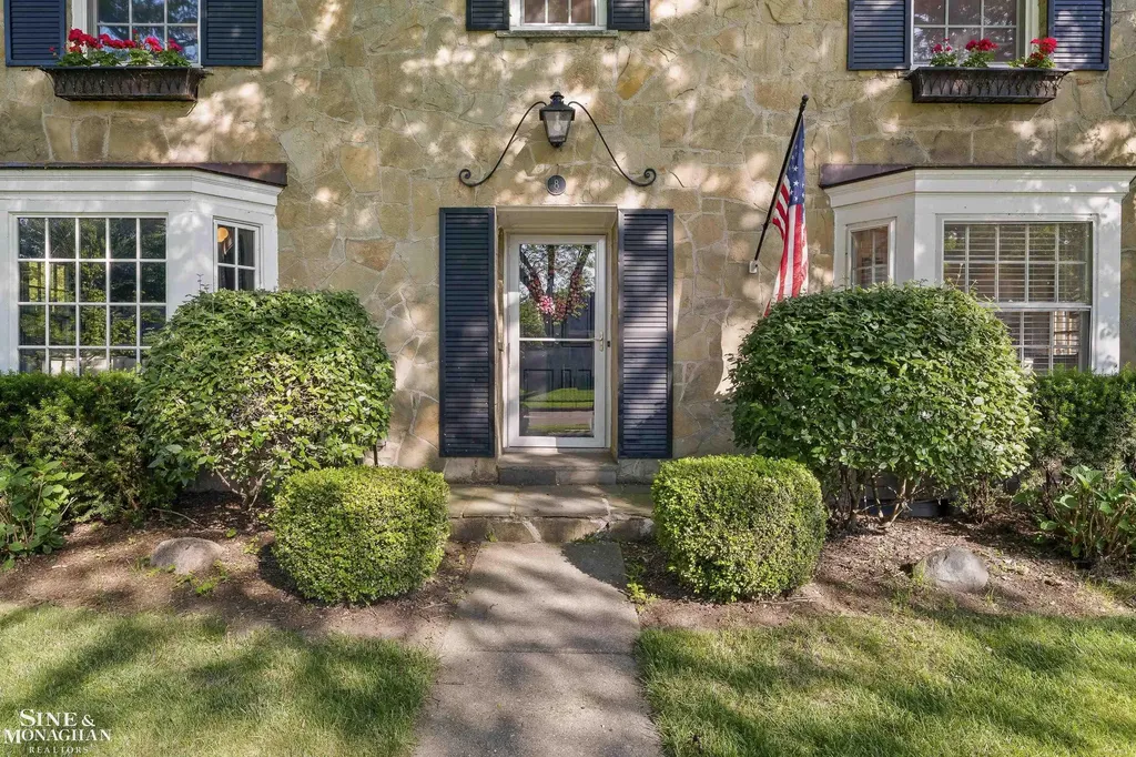 8 Radnor Circle Grosse Pointe Farms City MI 48236