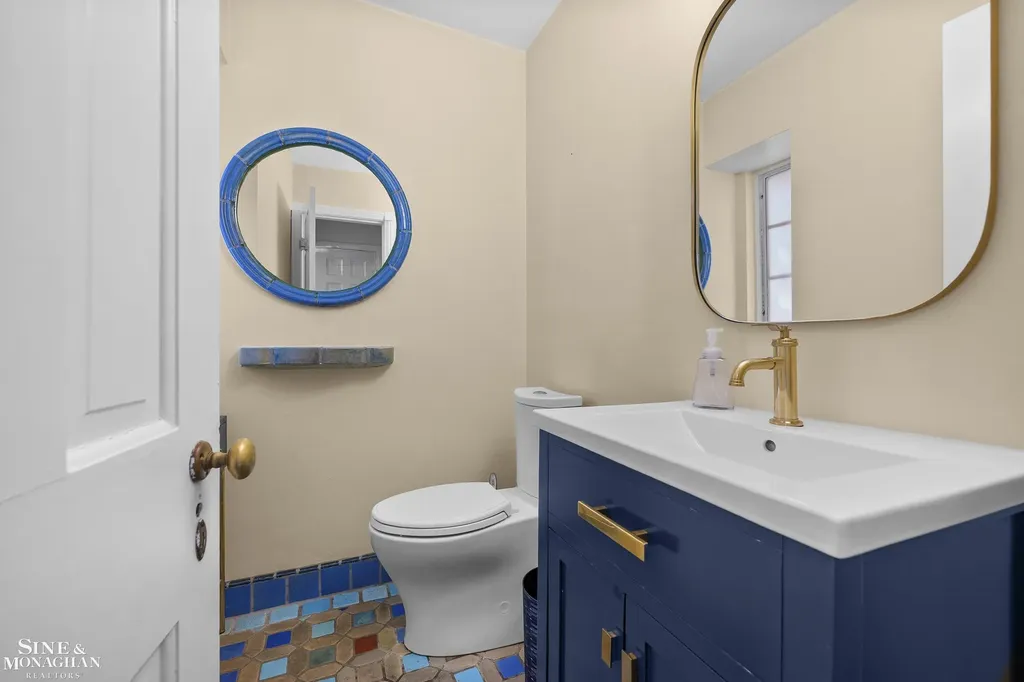 8 Radnor Circle Grosse Pointe Farms City MI 48236