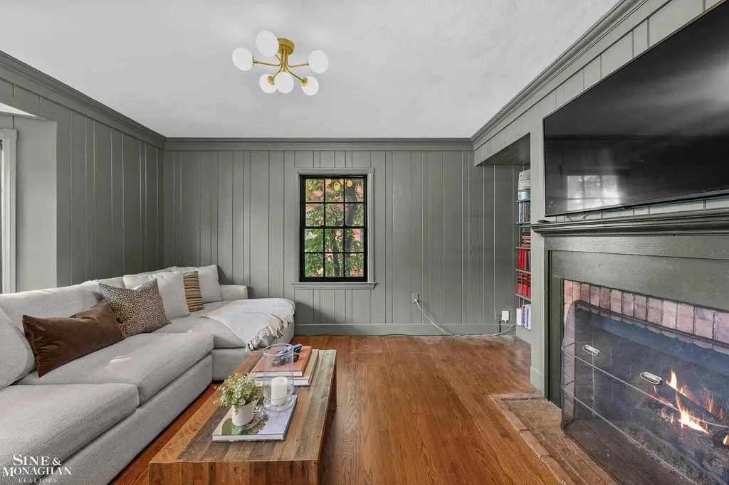 8 Radnor Circle Grosse Pointe Farms City MI 48236