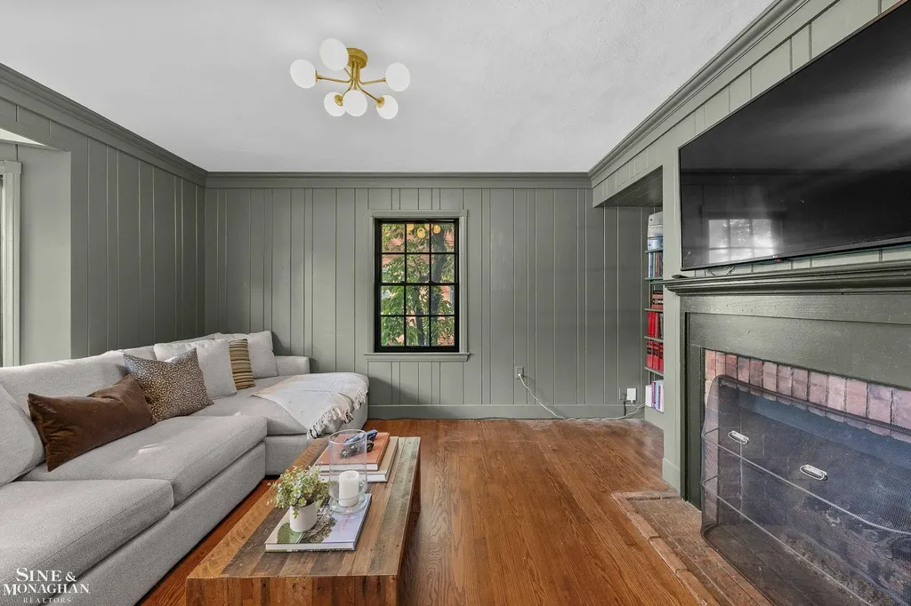 8 Radnor Circle Grosse Pointe Farms City MI 48236