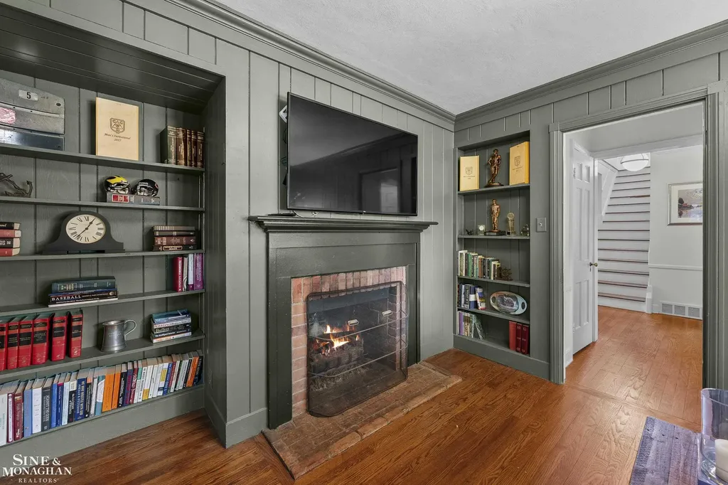 8 Radnor Circle Grosse Pointe Farms City MI 48236