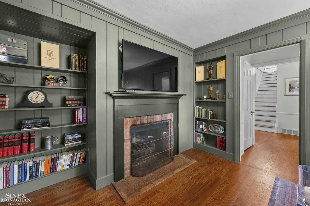 8 Radnor Circle Grosse Pointe Farms City MI 48236