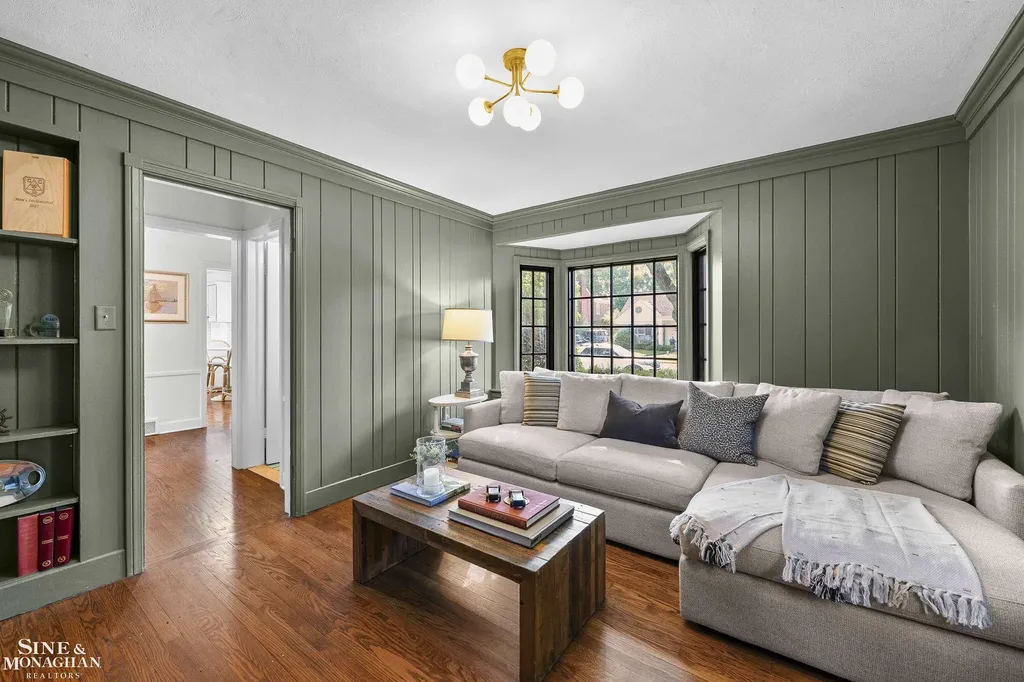 8 Radnor Circle Grosse Pointe Farms City MI 48236