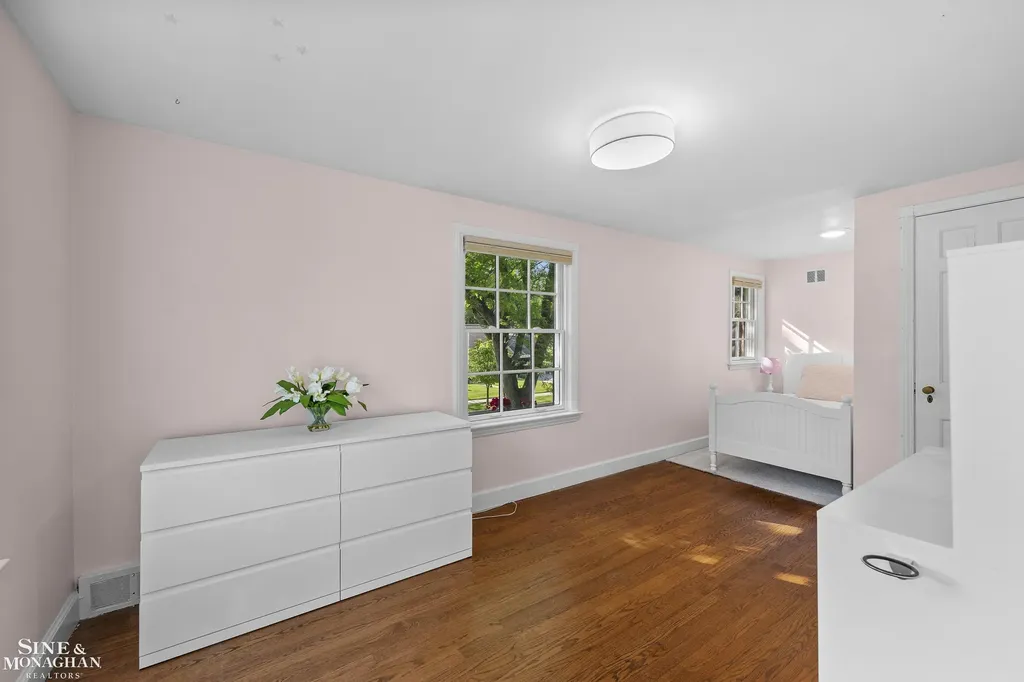 8 Radnor Circle Grosse Pointe Farms City MI 48236