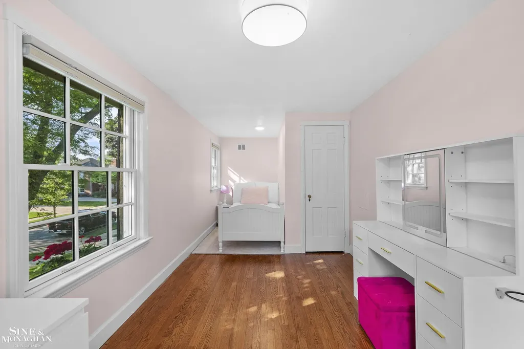 8 Radnor Circle Grosse Pointe Farms City MI 48236