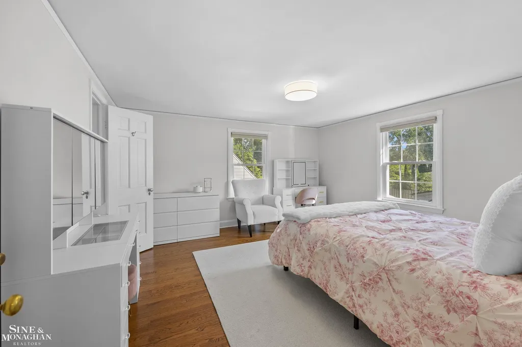 8 Radnor Circle Grosse Pointe Farms City MI 48236