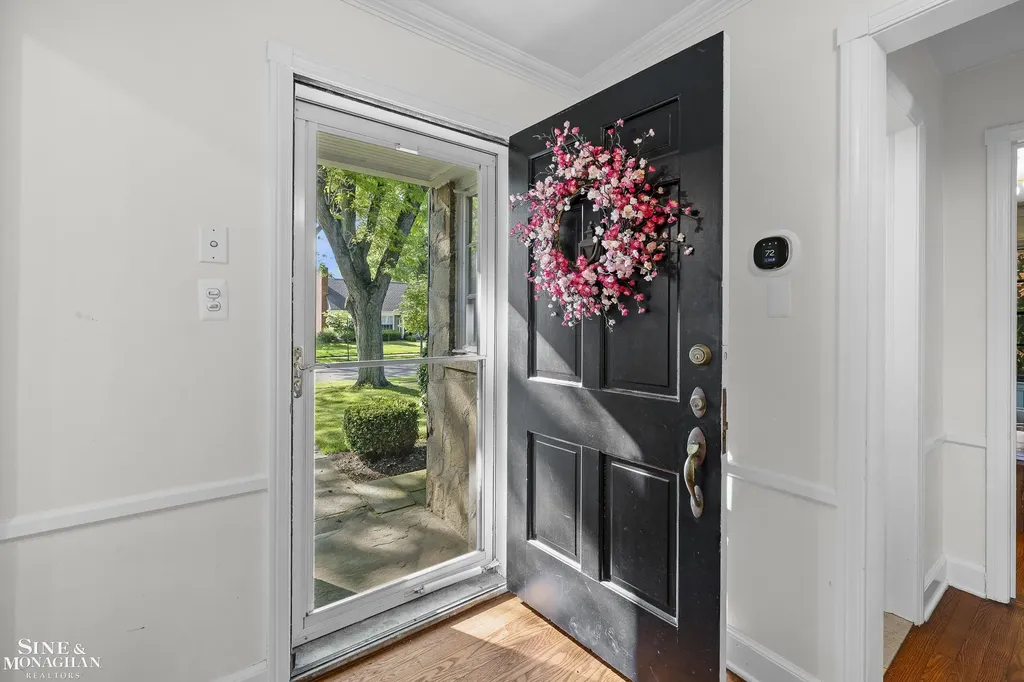 8 Radnor Circle Grosse Pointe Farms City MI 48236