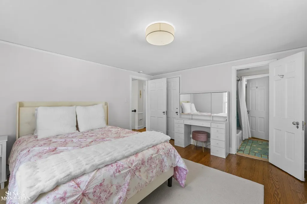 8 Radnor Circle Grosse Pointe Farms City MI 48236