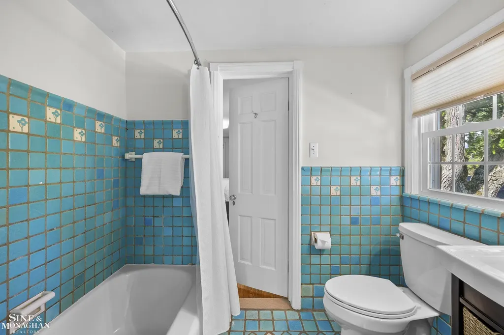 8 Radnor Circle Grosse Pointe Farms City MI 48236
