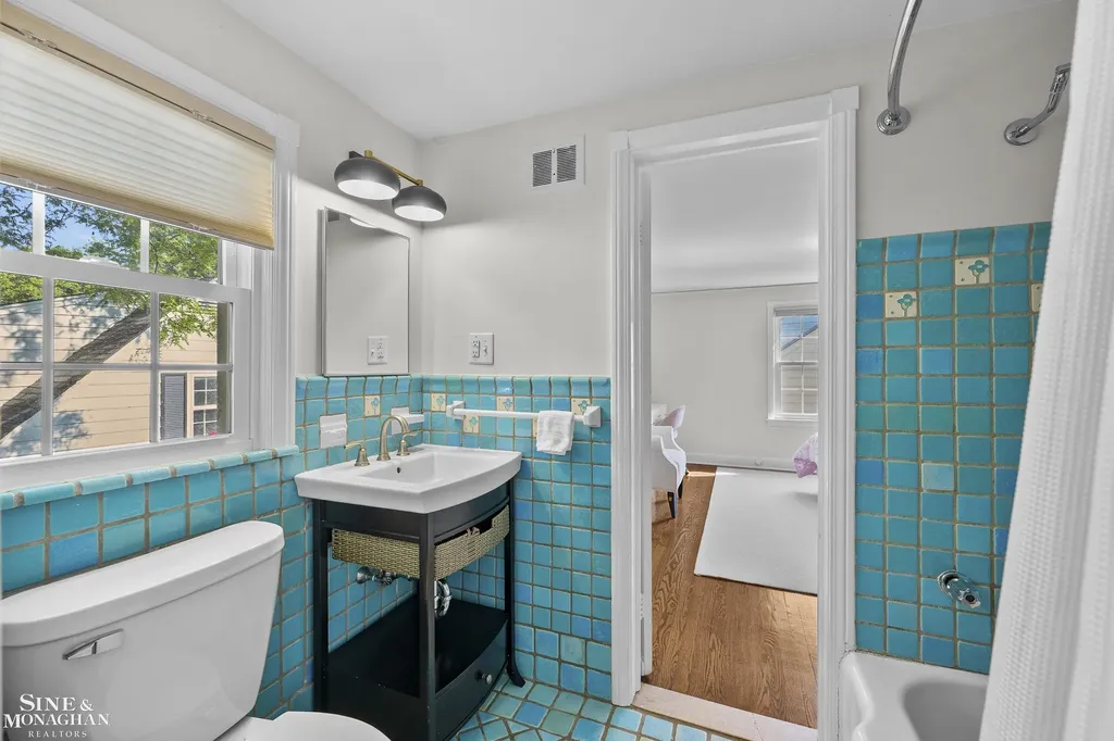 8 Radnor Circle Grosse Pointe Farms City MI 48236