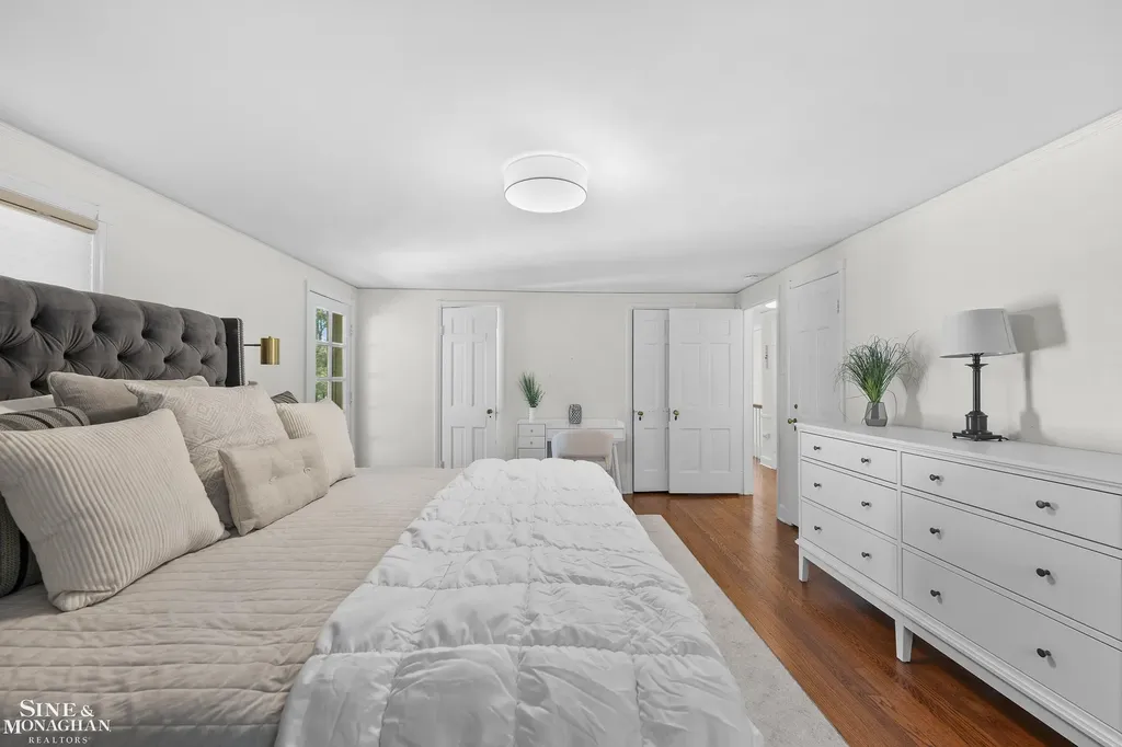 8 Radnor Circle Grosse Pointe Farms City MI 48236