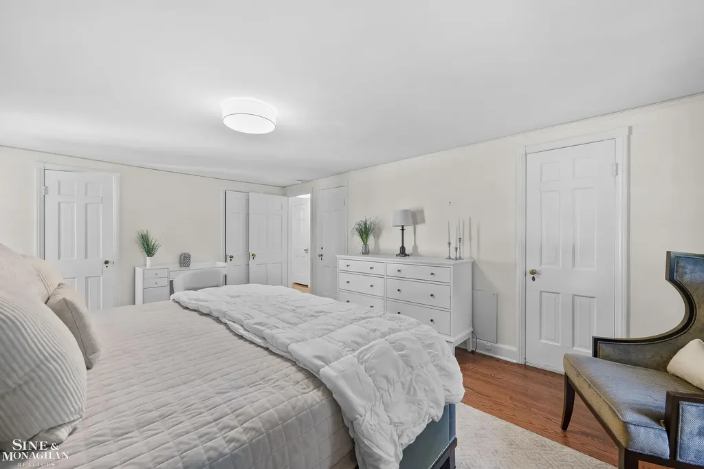 8 Radnor Circle Grosse Pointe Farms City MI 48236