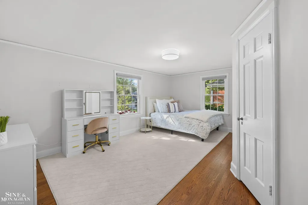 8 Radnor Circle Grosse Pointe Farms City MI 48236