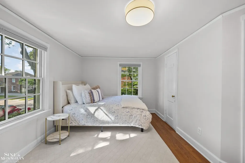 8 Radnor Circle Grosse Pointe Farms City MI 48236