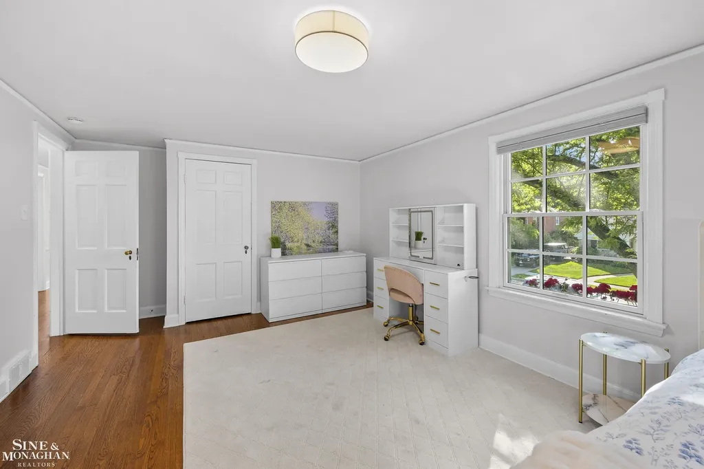 8 Radnor Circle Grosse Pointe Farms City MI 48236