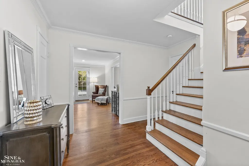 8 Radnor Circle Grosse Pointe Farms City MI 48236