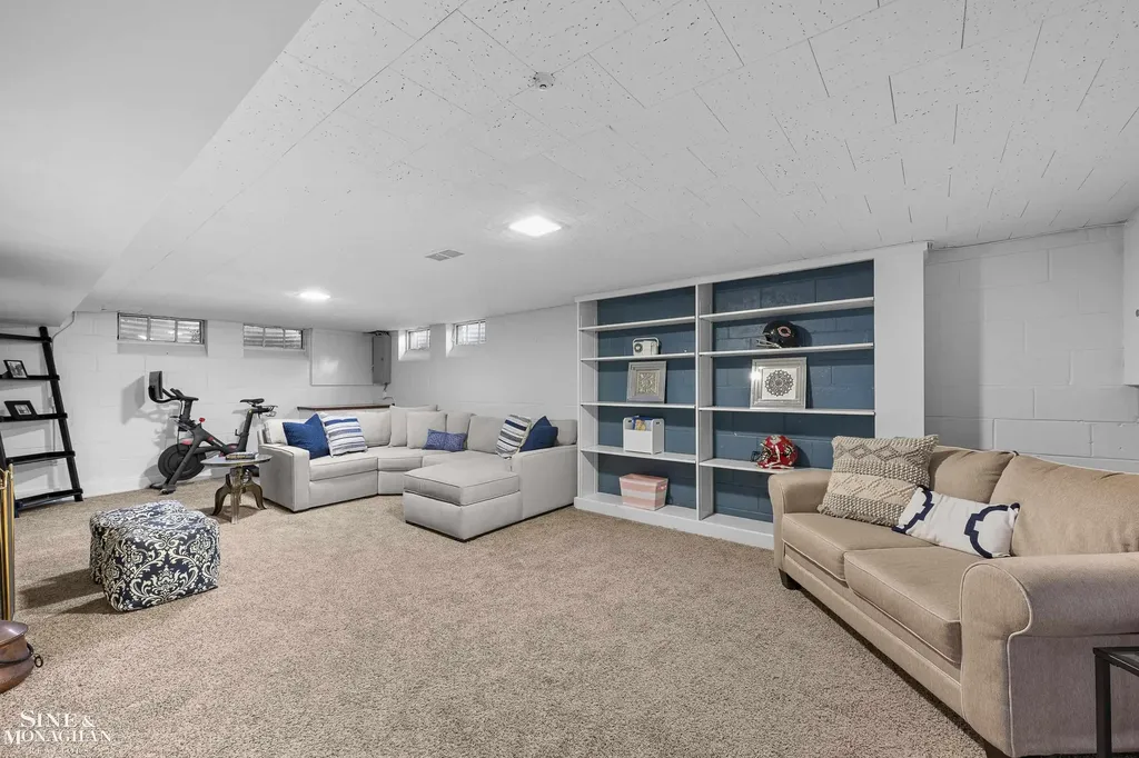 8 Radnor Circle Grosse Pointe Farms City MI 48236
