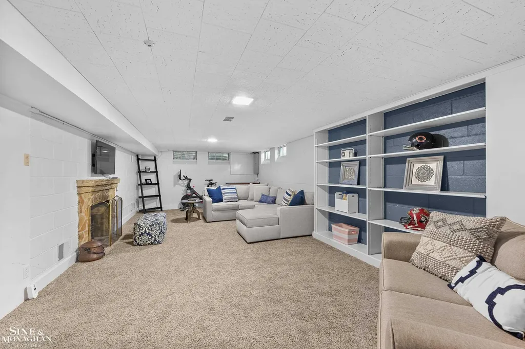 8 Radnor Circle Grosse Pointe Farms City MI 48236