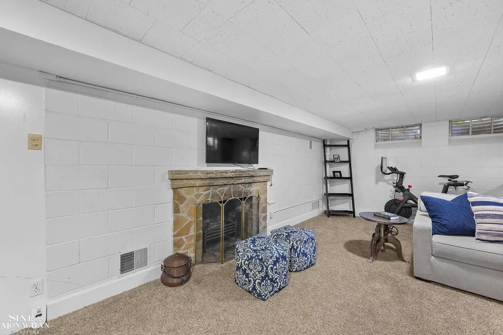 8 Radnor Circle Grosse Pointe Farms City MI 48236