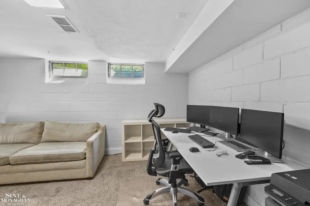 8 Radnor Circle Grosse Pointe Farms City MI 48236