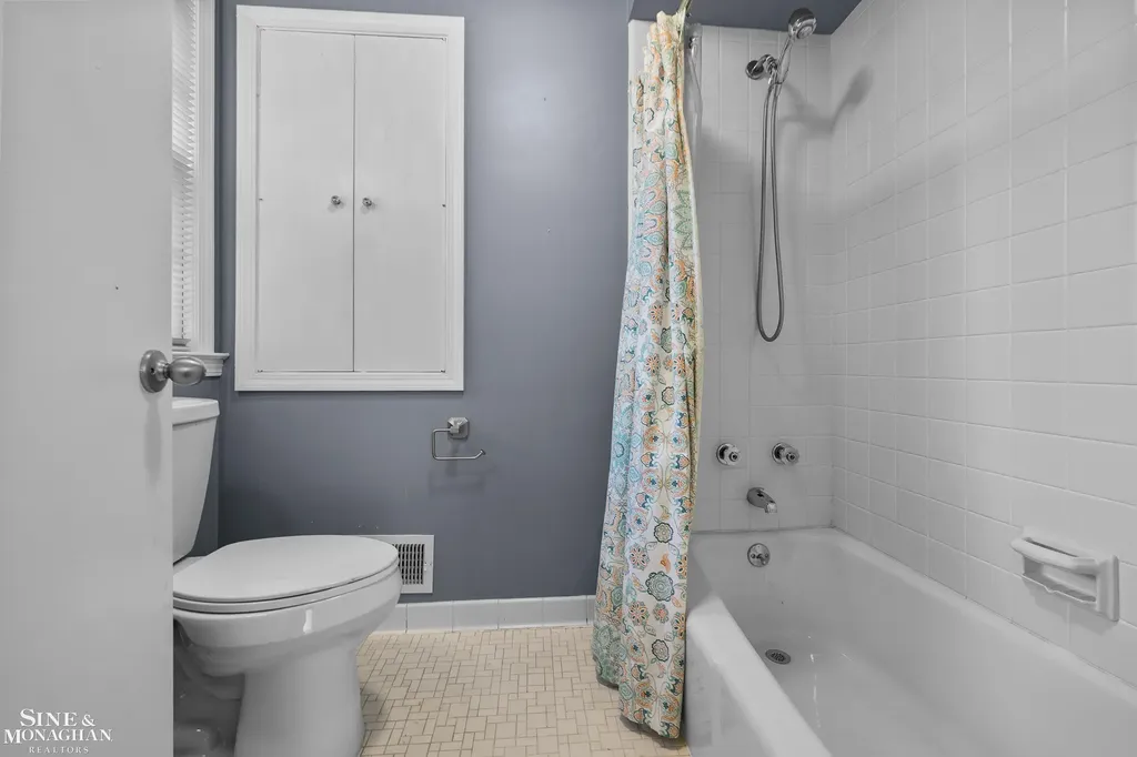 8 Radnor Circle Grosse Pointe Farms City MI 48236