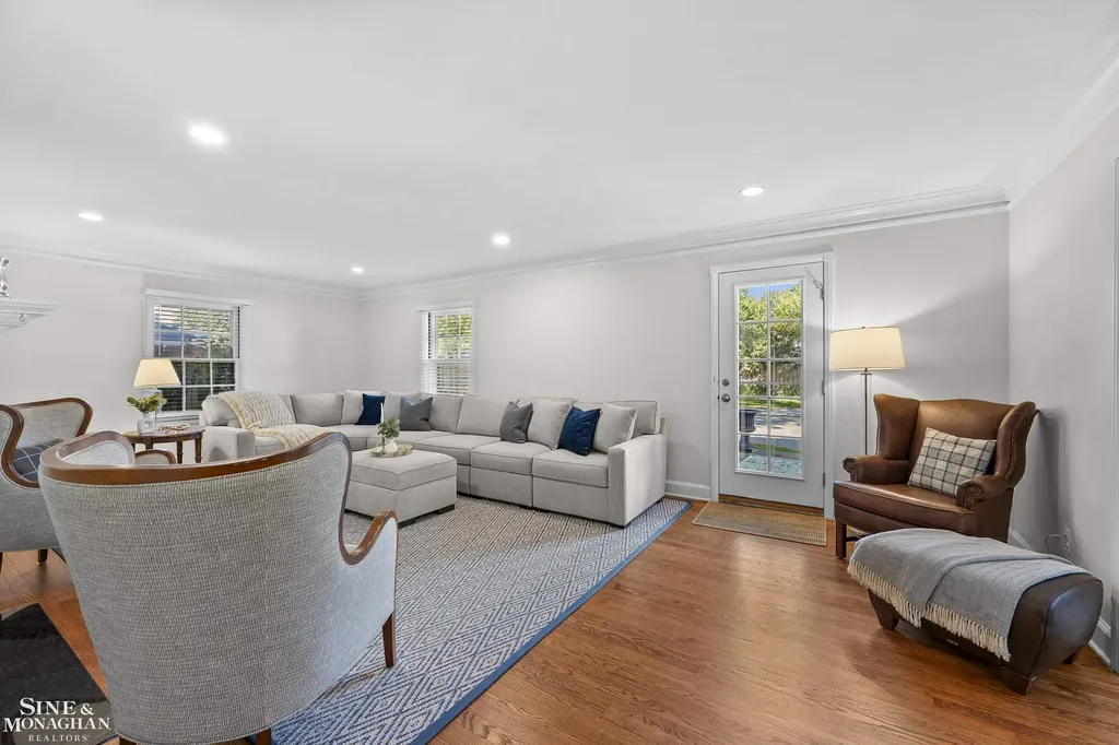 8 Radnor Circle Grosse Pointe Farms City MI 48236