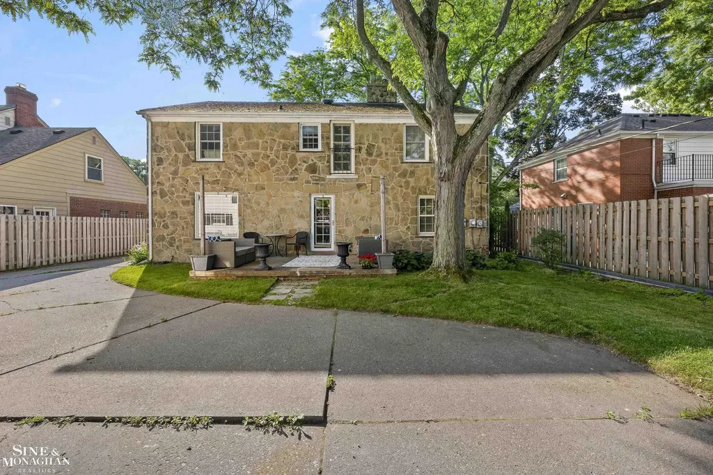 8 Radnor Circle Grosse Pointe Farms City MI 48236
