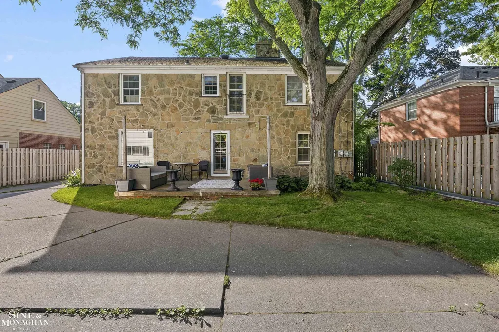 8 Radnor Circle Grosse Pointe Farms City MI 48236
