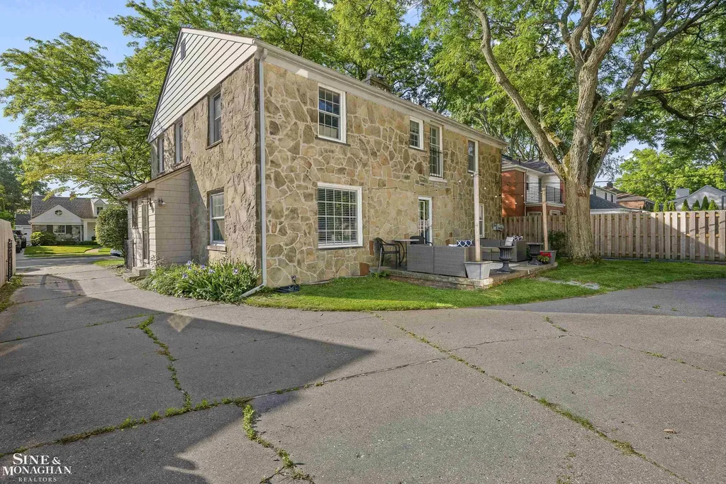 8 Radnor Circle Grosse Pointe Farms City MI 48236