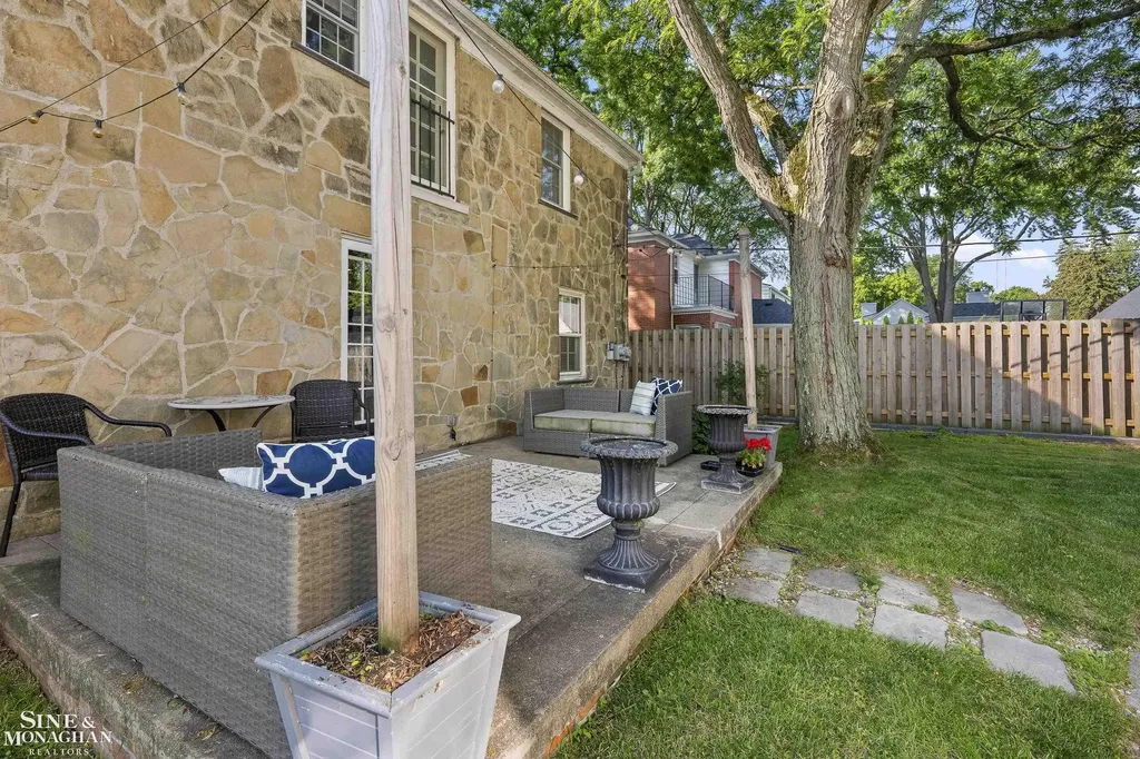 8 Radnor Circle Grosse Pointe Farms City MI 48236