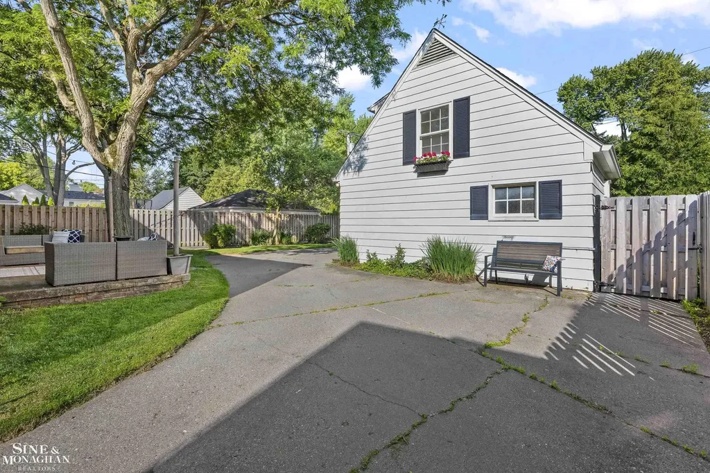 8 Radnor Circle Grosse Pointe Farms City MI 48236