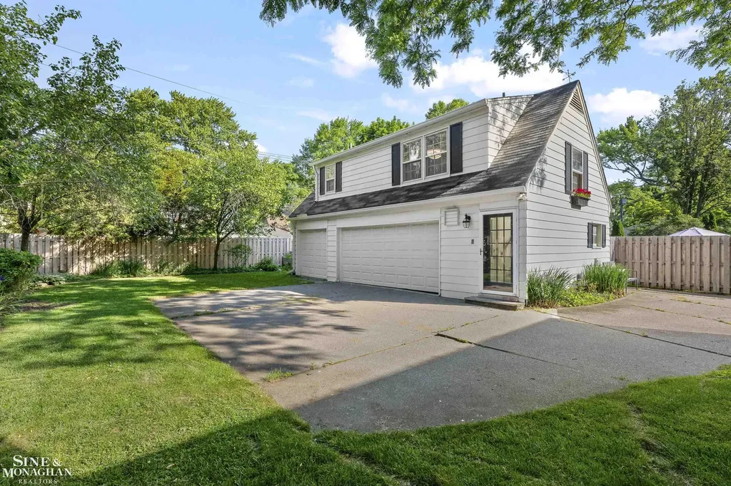 8 Radnor Circle Grosse Pointe Farms City MI 48236