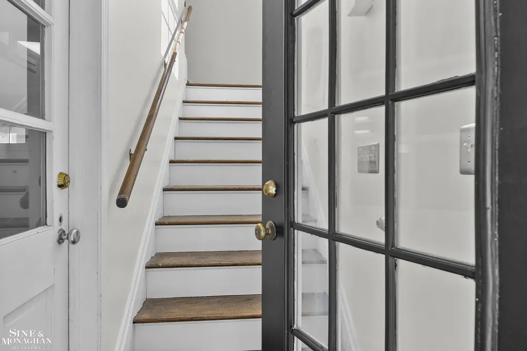 8 Radnor Circle Grosse Pointe Farms City MI 48236