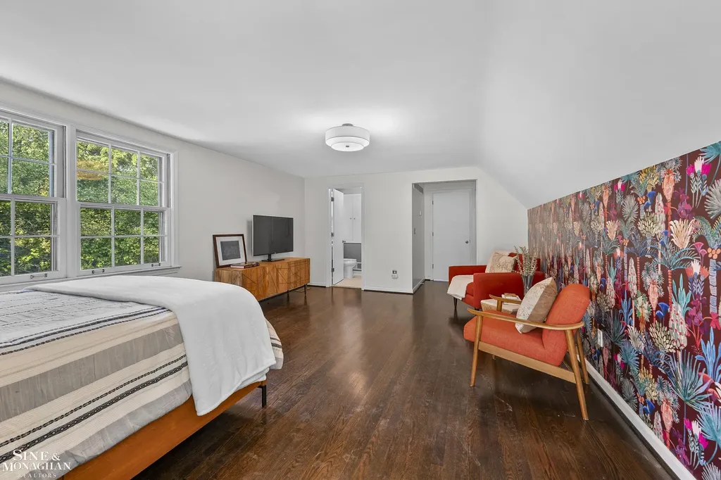 8 Radnor Circle Grosse Pointe Farms City MI 48236