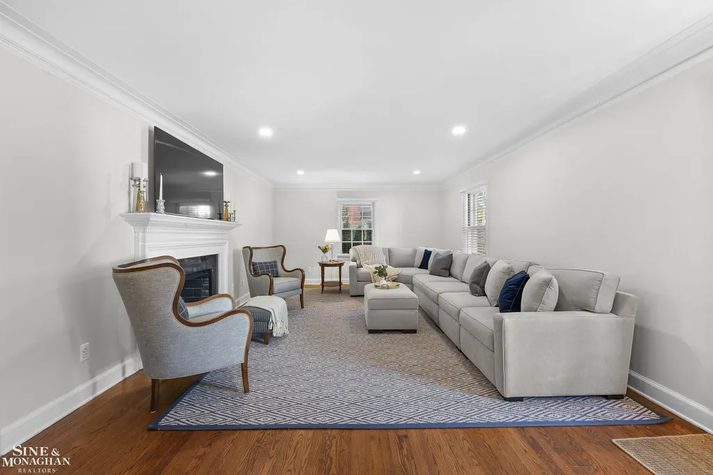 8 Radnor Circle Grosse Pointe Farms City MI 48236
