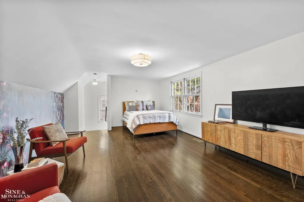 8 Radnor Circle Grosse Pointe Farms City MI 48236
