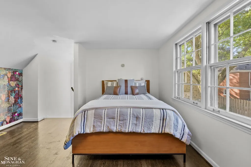8 Radnor Circle Grosse Pointe Farms City MI 48236