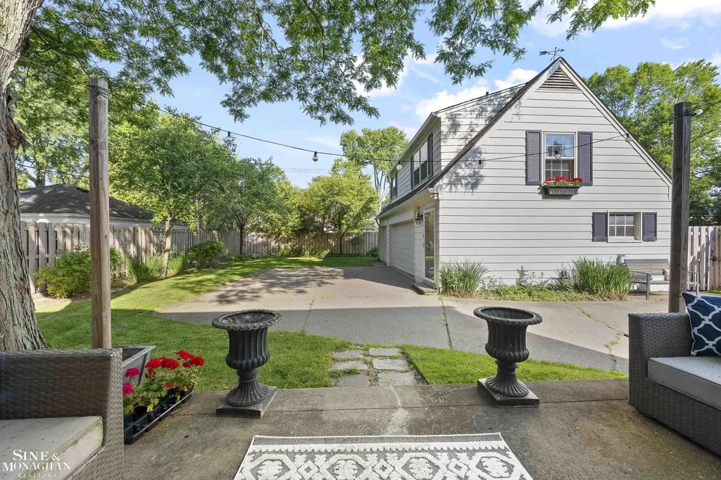 8 Radnor Circle Grosse Pointe Farms City MI 48236