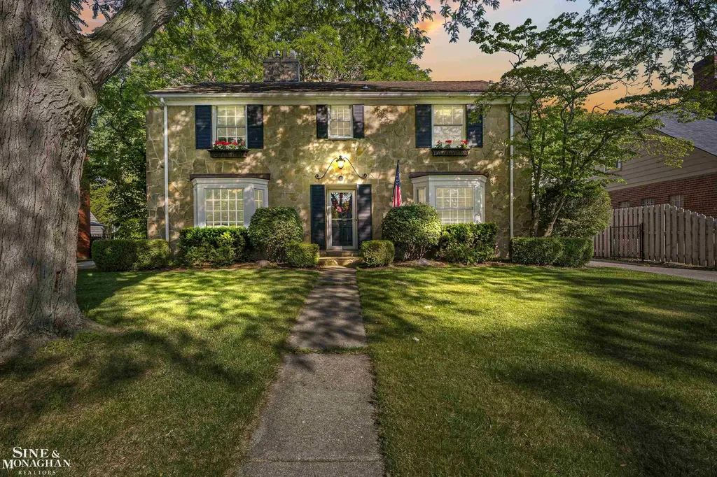 8 Radnor Circle Grosse Pointe Farms City MI 48236